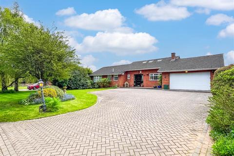 3 bedroom detached bungalow for sale, Grove Park, Hampton-on-the-hill, Nr Warwick