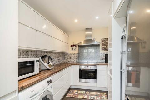 3 bedroom flat for sale, Macmillan Way, London SW17