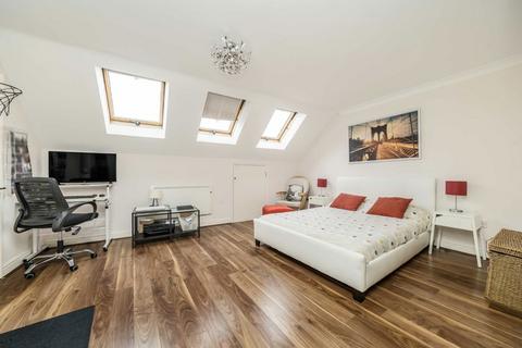 3 bedroom flat for sale, Macmillan Way, London SW17