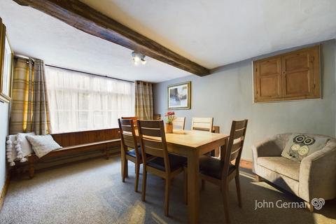 3 bedroom end of terrace house for sale, High Street, Alton