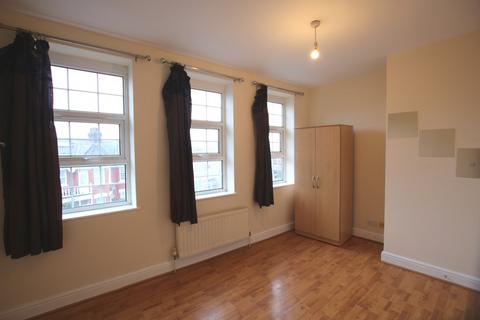 3 bedroom apartment to rent, Burnley Road, London