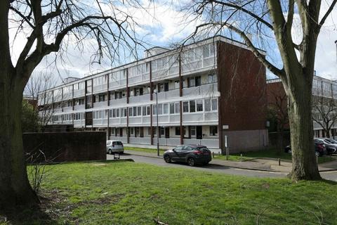 3 bedroom flat to rent, Hersham Close, London SW15