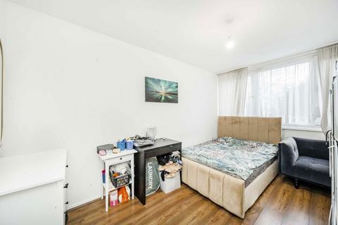 3 bedroom flat to rent, Hersham Close, London SW15