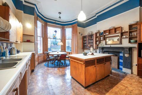 4 bedroom flat for sale, Castellain Road, London