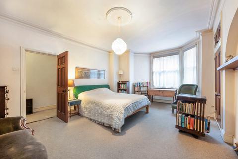 4 bedroom flat for sale, Castellain Road, London