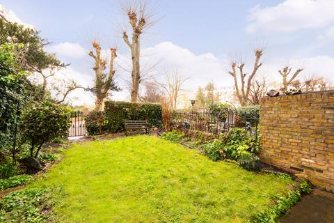 4 bedroom flat for sale, Castellain Road, London