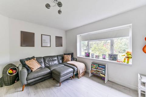 2 bedroom flat to rent, Courtney Crescent, Carshalton Beeches, Carshalton, SM5