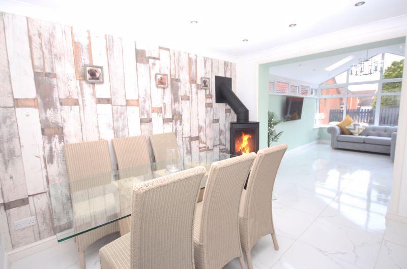Dining area to sun