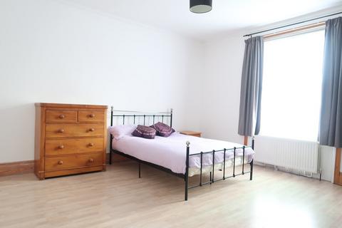 2 bedroom apartment to rent, Camden Road, London N7