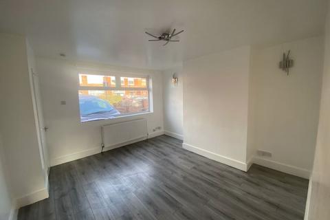 3 bedroom terraced house to rent, Lyme Grove, Manchester