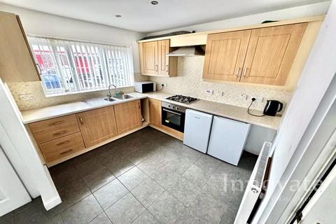 4 bedroom detached house to rent, Crosswells Road, Oldbury B68