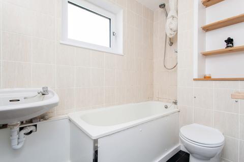 1 bedroom flat to rent, Conistone Way, Islington, N7