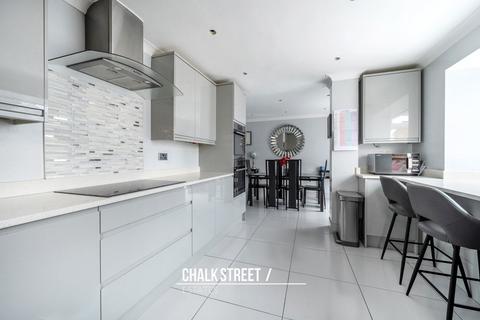 7 Upney Close, Hornchurch, RM12 6TE