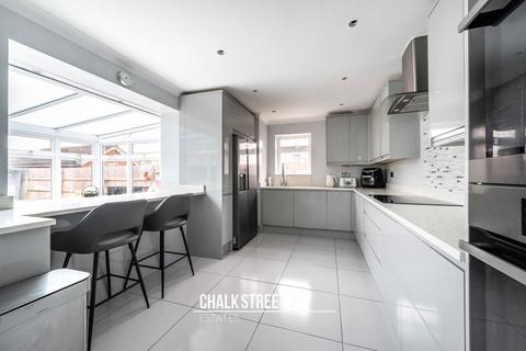 7 Upney Close, Hornchurch, RM12 6TE