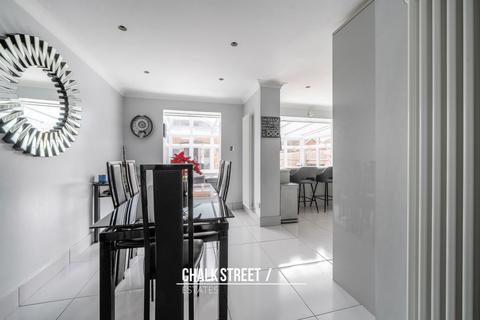 7 Upney Close, Hornchurch, RM12 6TE