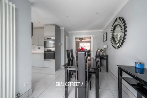 7 Upney Close, Hornchurch, RM12 6TE