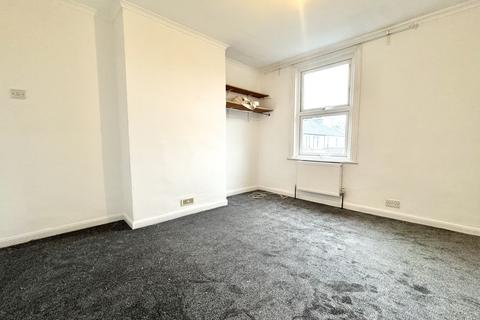 3 bedroom terraced house to rent, Preston Place,Faversham