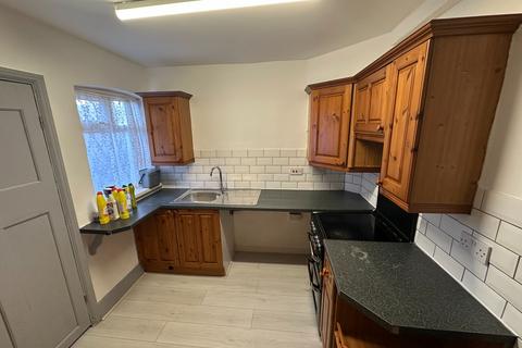 3 bedroom semi-detached house to rent, Third Avenue, Enfield EN1