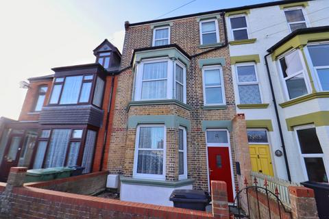 4 bedroom terraced house to rent, Albert Road, Margate