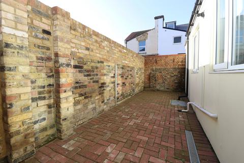 4 bedroom terraced house to rent, Albert Road, Margate