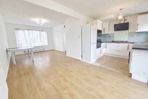 3 bedroom terraced house to rent, West Malling Way, Hornchurch, RM12