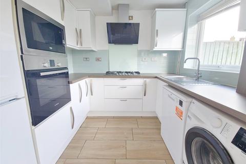 3 bedroom terraced house to rent, West Malling Way, Hornchurch, RM12