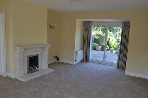 4 bedroom detached house to rent, Broomleaf Road, Farnham GU9