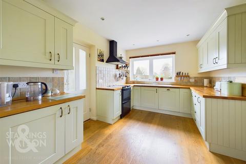 4 bedroom chalet for sale, Norwich Road, Lingwood, Norwich