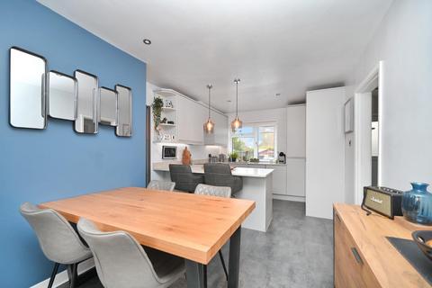 6 Brooklands Crescent, Yeadon, Leeds, LS19 7RS