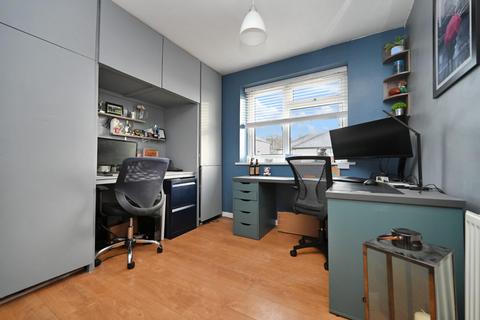 6 Brooklands Crescent, Yeadon, Leeds, LS19 7RS