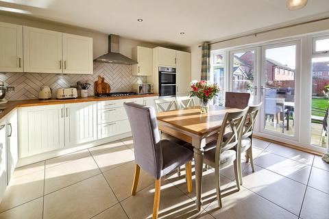 3 bedroom end of terrace house for sale, Larch Close, Knaresborough, HG5