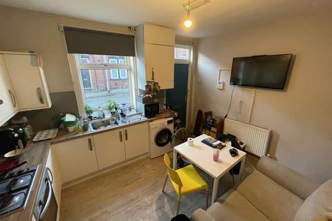 3 bedroom terraced house to rent, Autumn Street, Hyde Park, Leeds, LS6 1RH