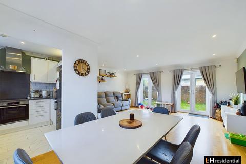 3 bedroom apartment for sale, Balmoral Drive, Borehamwood WD6