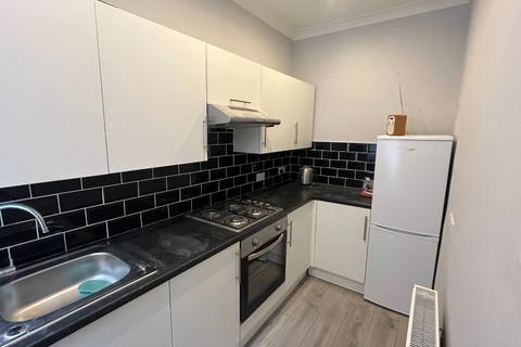 2 bedroom flat to rent, Drumdryan Street, Edinburgh EH3