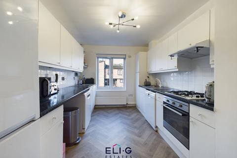 2 bedroom flat for sale, Woodburn Close, NW4