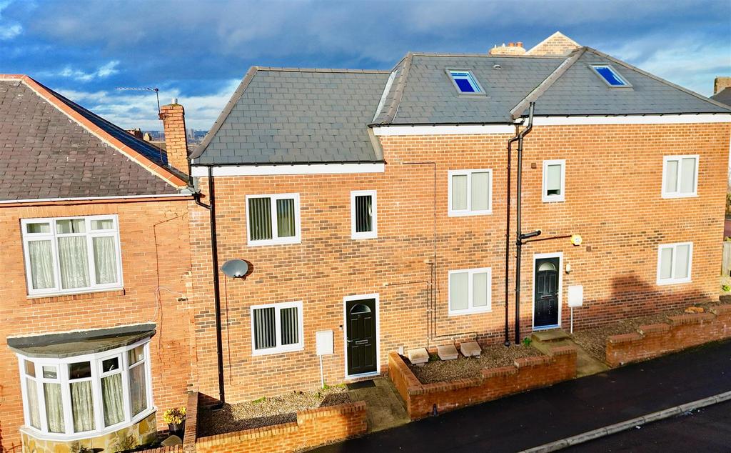 Deckham Terrace, Deckham, Gateshead 3 bed terraced house - £850 pcm (£ ...