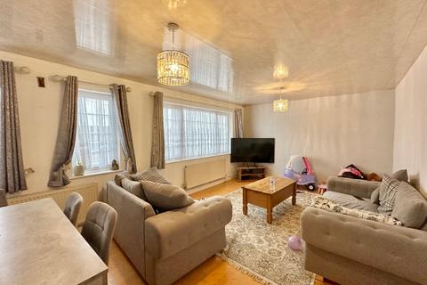 2 bedroom maisonette to rent, Ethelburga Road, Romford