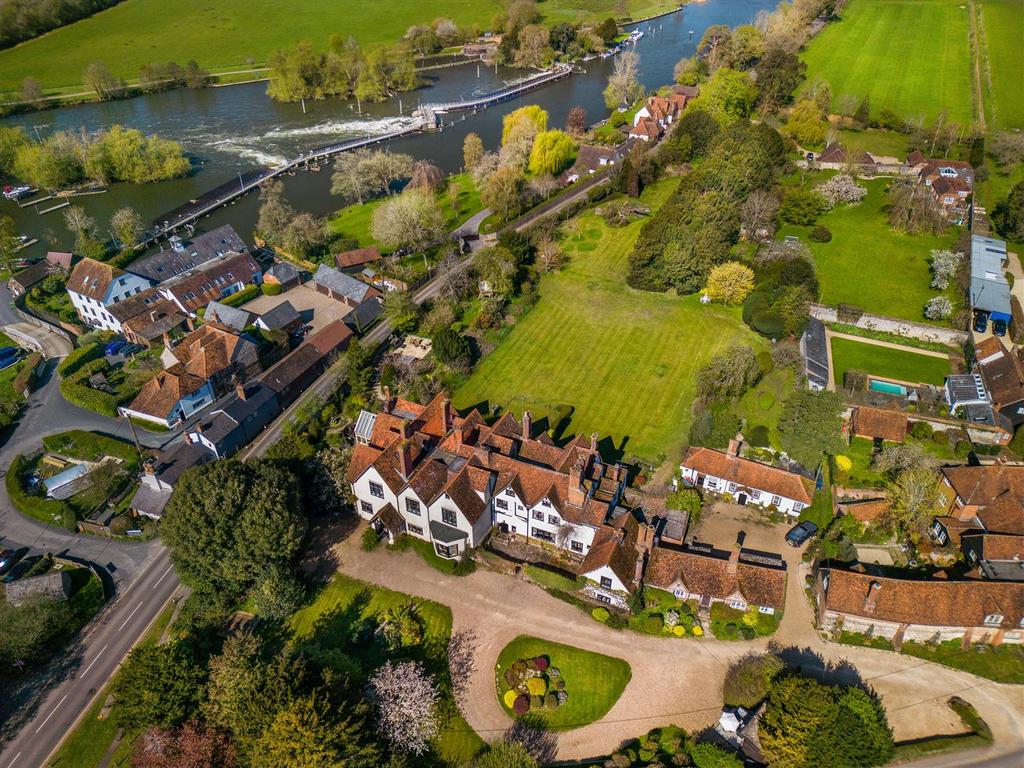 3 Yewden Manor - Main.jpg
