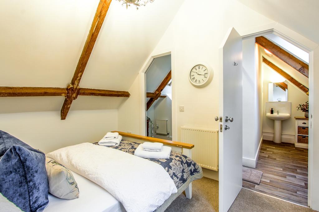 Master Bedroom b