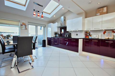 49 Warenford Way, Borehamwood, WD6 5ER