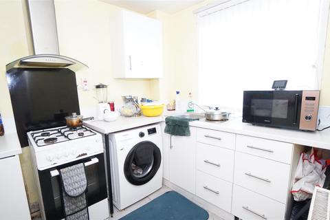 2 bedroom flat for sale, Hawkshead Walk, Bradford