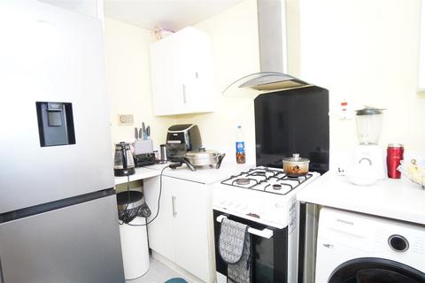 2 bedroom flat for sale, Hawkshead Walk, Bradford