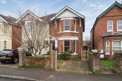 4 bedroom semi-detached house to rent, Arthur Road, Hampshire SO15