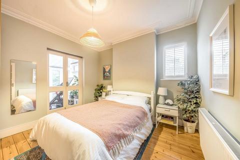 1 bedroom flat for sale, Queens Road, Teddington TW11