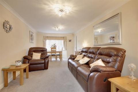 2 bedroom detached bungalow for sale, Trafalgar Close, Hessle