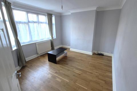 2 bedroom flat to rent, Blundell Road, Edgware