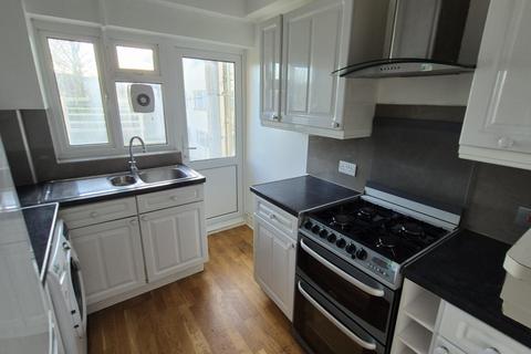 2 bedroom flat to rent, Blundell Road, Edgware