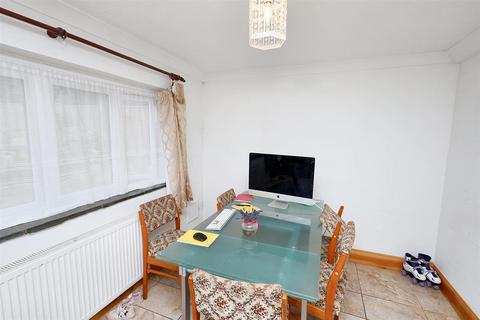 3 bedroom end of terrace house to rent, Brent Place, Barnet