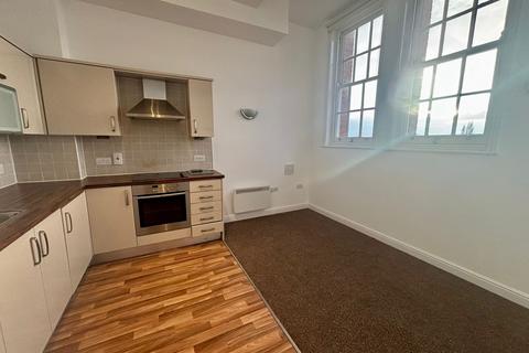 2 bedroom flat to rent, College Gate, Salisbury Close, CW2