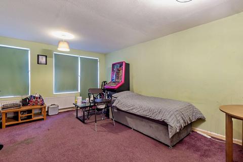 7 Bledlow Close, London, SE28 8HF